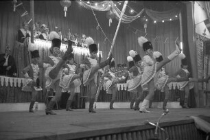 Prunksitzung der Durlacher Karnevalsgesellschaft Blau-Weiß 1951 in der Festhalle Durlach.