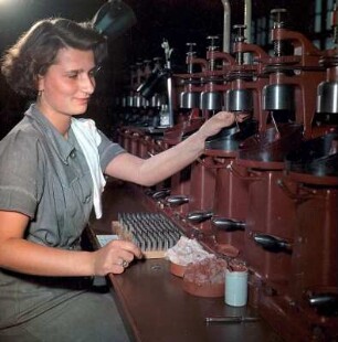 Arbeiterin an einer Linsenschleifmaschine des VEB Carl Zeiss Jena