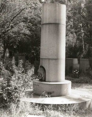 Grabmal für den Regisseur Karel Hugo Hilar : Grabmal für den Regisseur Karel Hugo Hilar. Sandstein. Prag-Vinohrady, Friedhof Vinohrady