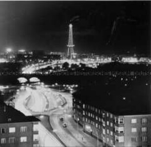 Berlin, Blick auf den beleuchteten Funkturm bei Nacht