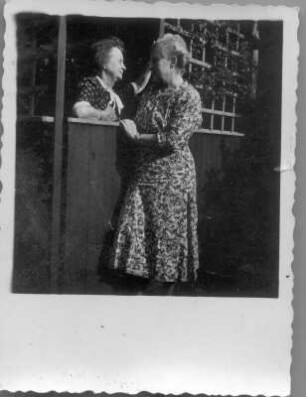 Die Bildhauerin Etha Richter (links) und eine Frau im Sommerkleid