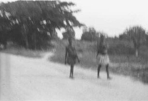 Frauen bei Mombasa : Landschaft bei Mombasa mit zwei Frauen