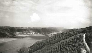 Sächsische Schweiz. Elbtal bei Prossen. Rathmannsdorf-Wendischfähre und Elbbrücke gegen Rathmannsdorfer Ebenheit, Ostrauer Scheibe und Winterbergmassiv. Blick vom linken Elbhang (Kammweg, von Westen)