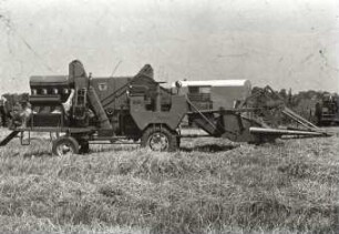 Ungarische Chassis "UMA 17" mit aufgebautem Mähdrescher