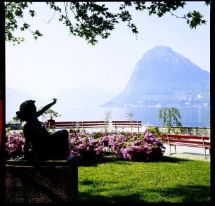 Lugano: Luganer See mit San Salvatore, Vordergrund Liegende, Plastik