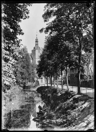 Auma. Partie an der Auma. Blick auf die Kirche