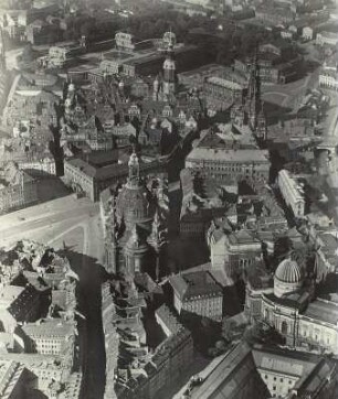 Dresden: Nördlicher Altstadtkern mit Frauenkirche, Johanneum, Schloss und Zwinger von Osten. Luftbild-Schrägaufnahme