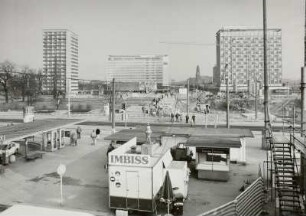Blick vom Hochgleis (Bahnsteig 19) des Hauptbahnhofes über Wiener Platz und Baugrube für Tunnel