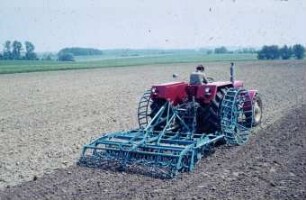 Fotografie: Saatbettbereitung, Saatbettkombination, Krümelwalze, Feingrubber, Gitterrad