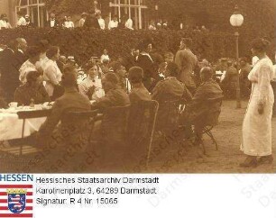 Eleonore Großherzogin v. Hessen und bei Rhein geb. Prinzessin zu Solms-Hohensolms-Lich (1871-1937) / Porträt, Gruppenaufnahme, neben Tisch mit Soldaten in Biergarten an sommerlicher Kaffeetafel stehend, Halbfigur