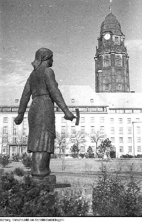 Dresden, Altstadt, Bürgerwiese. Denkmal Trümmerfrau von Walter Reinhold, Eisenguss, 1952 (1. Standort), Oktober 1952