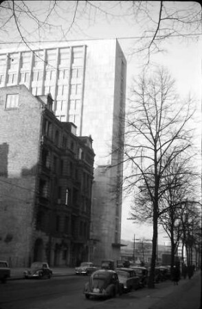 Berlin: Blick vom Allianz-Hochhaus; von der Joachimstaler Straße; Hochhaus von unten