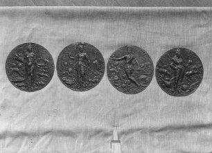 Vier Plaketten: Afrika, Asien, Amerika, Europa