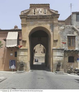 Portal zum Castello dei Ventimiglia