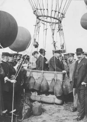 Aufstieg des Ballons "Thüringen" am 25.10.1909 in Frankfurt am Main
