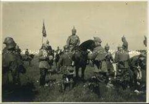 Wilhelm II. zu Pferde mit Offizieren (an der Front?)