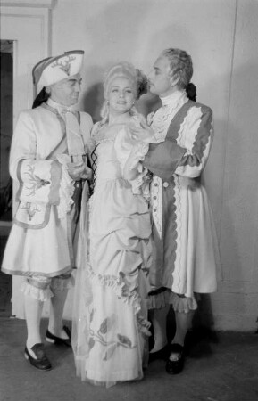 Szenenbilder aus der Operette "Die Dubarry" von Karl Millöcker und Theo Mackeben am Metropol-Theater Berlin
