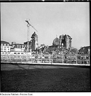 Dresden-Altstadt. Ruine der Frauenkirche während ihrer archäologischen Enttrümmerung und Regallager für geborgene Steine