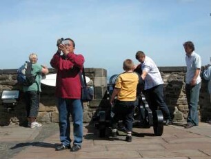 Touristen filmen : Touristen im Freigelände auf der Burg Edinburgh. Aufgenommen im Juni 2005. Foto Uwe Gerig