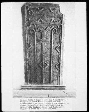 Grabplatte einer Bischofstumba mit drei Krummstäben