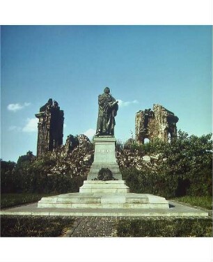 Lutherdenkmal vor der zesrtörten Frauenkirche in Dresden, ca. 1982