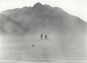 Angler im Frühnebel auf dem Lac Annecy