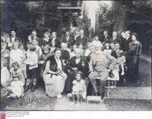Kerschensteiner, Georg Prof. Dr. (1854-1932) / Porträt mit Familie in Garten, Gruppenaufnahme / vordere Reihe 1. v. r.: Georg Kerschensteiner (mit dorsaler Bildlegende)