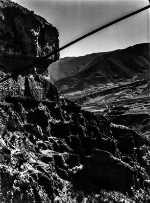 Verwerfung im vulkanischem Tuff : Schroffe Berglandschaft