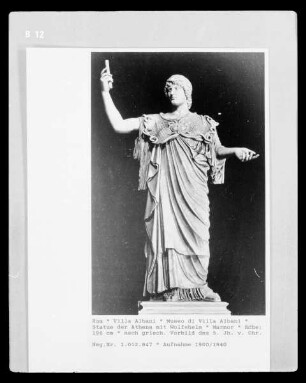 Statue der Athena mit Wolfshelm