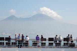 Kreuzfahrtschiff "Musica" : Passagiere auf Deck 13 des italienischen Kreuzfahrtschioffes "Musica", vor dem Vesuv-Gipfel bei Neapel, aufgenommen 2006