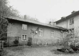 Hauptgebäude mit Anbauten