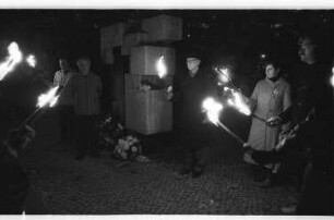 Kleinbildnegative: Gedenkveranstaltung, Münchener Str. 35, 1984