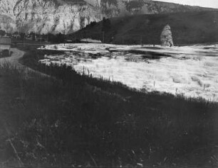 Liberty Cap : Sinterterrassen von Mammoth Hot Springs im Yellowstone-Nationalpark. Recht die versiegte Thermalquelle Liberty Cap