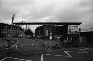 Mommsenstraße 14 (Gebäude F), davor Bahnhofsgebäude: Fertigstellung des Flachdaches