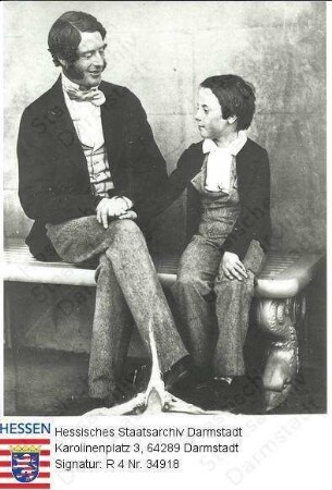 Hertford, Francis George Hugh Seymour Marquess of (1812-1884) / Porträt mit seinem Sohn, auf Steinbank im Park von Osborne sitzend