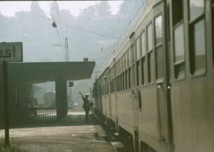 Gäubahn Stuttgart West Nahverkehrszug Bnb-Wagen Zugabfertigung Zugschaffner Abfahrauftrag Bahnsteigüberdachung