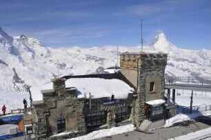 Zermatt - Bahnhofsgebäude der Gornergratbahn : Blick auf das Bahnhofsgebäude auf dem Gornergrat. Aufgenommen am 17. Mai 2010 bei Zermatt