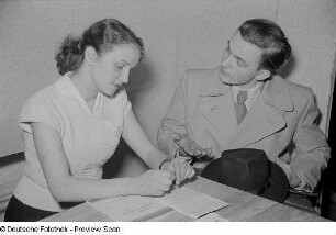 Auftritt einer Theatergruppe beim Bezirksausscheid für Volkskunstgruppen 1954