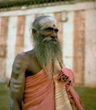 Guru (stehend, geschminkt) : Varanasi (Indien). Guru (stehend, geschminkt)