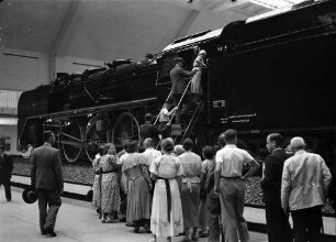 Ausstellung - Deutschland; Besucher besteigen Schnellzuglokomotive