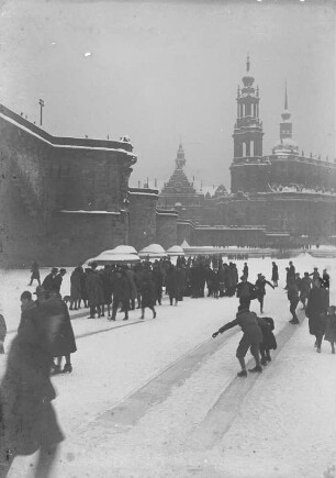 Dresden-Altstadt. Menschen auf der zugefrorenen Elbe am Terrassenufer nahe der Augustusbrücke. Blick zur Hofkirche und Residenzschloss