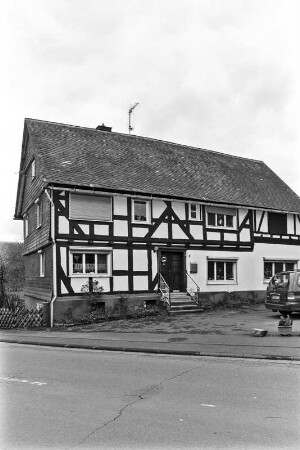 Wohnhaus (Wohnhaus mit Scheunenanbau, Fachwerk); Battenberg, Bahnhofstraße 11