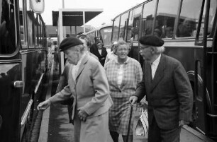 Freiburg: DB Reisespaß mit Reisepass; 1000 alte Leute reisen; alte Leute besteigen Busse