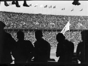 Berlin: Reichssportfeld; Durchblick auf die Kampfbahn (oben hängen Beine)