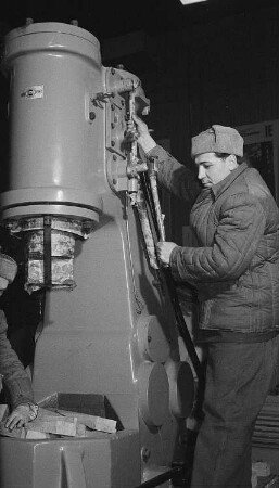 Vorbereitungen zur Frühjahrsmesse 1956, rumänischer Arbeiter beim Montieren einer Maschine