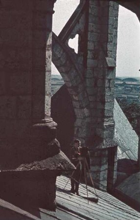 Carl Albiker beim Fotografieren im Strebewerk der Kathedrale Notre-Dame in Chartres (Aufnahme im Rahmen der Fotokampagne im besetzten Frankreich)
