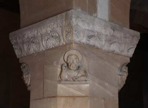 Zwickelrelief mit der Büste eines Heiligen unter dem Kämpfer