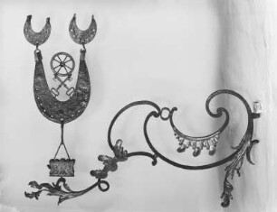Geschäftsausleger eines Schmiedes : Geschäftsausleger eines Schmiedes mit Hufeisen- und Schlüsselornament. Schmiedeeisen. Stadtmuseum Zittau