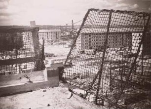 Dresden. Blick von einem Neubau nach Westen durch Sicherungsnetze auf die Baustelle an der Annenkirche : Bau von Wohnblöcken bei der Annenkirche, 1959