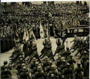 Aufmarsch der Reichswehr vor dem Reichspräsidenten am "Tag von Potsdam"